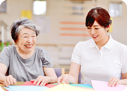 レクリエーションを行うスタッフと利用者