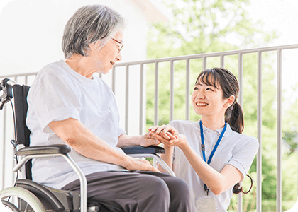車いすにのる利用者に寄り添うスタッフ