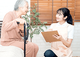 利用者の健康チェックのヒアリングをするスタッフ