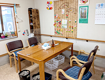 施設のテーブルと椅子