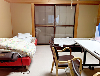 施設のベッドとテーブル