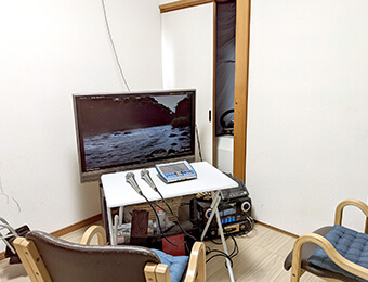 施設のテレビとカラオケ