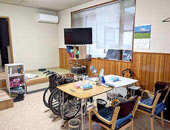 施設の室内、車いすとテーブルとイス